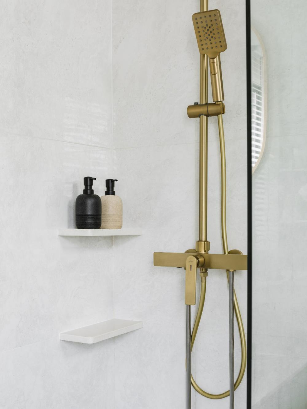Scandinavian Bathroom with Homogeneous Tiles and Shower Screen