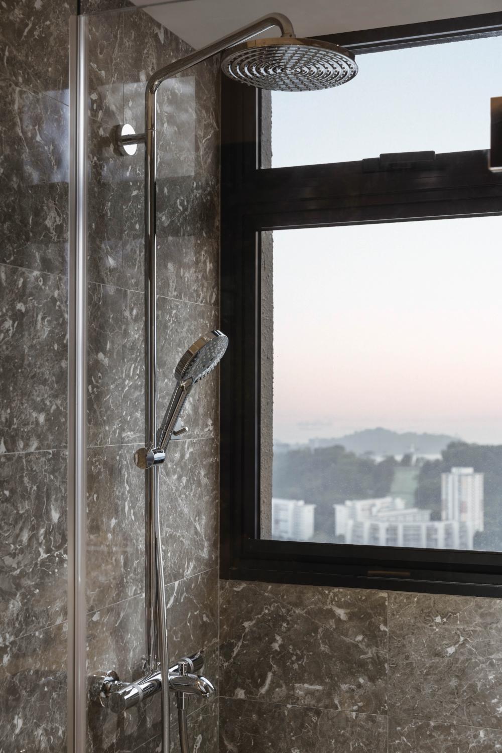 Modern Bathroom with Homogeneous Tiles and Marble Floor