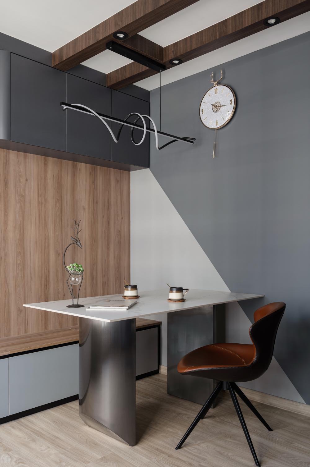 Modern Dining Room with Cove Lighting and Dining Table