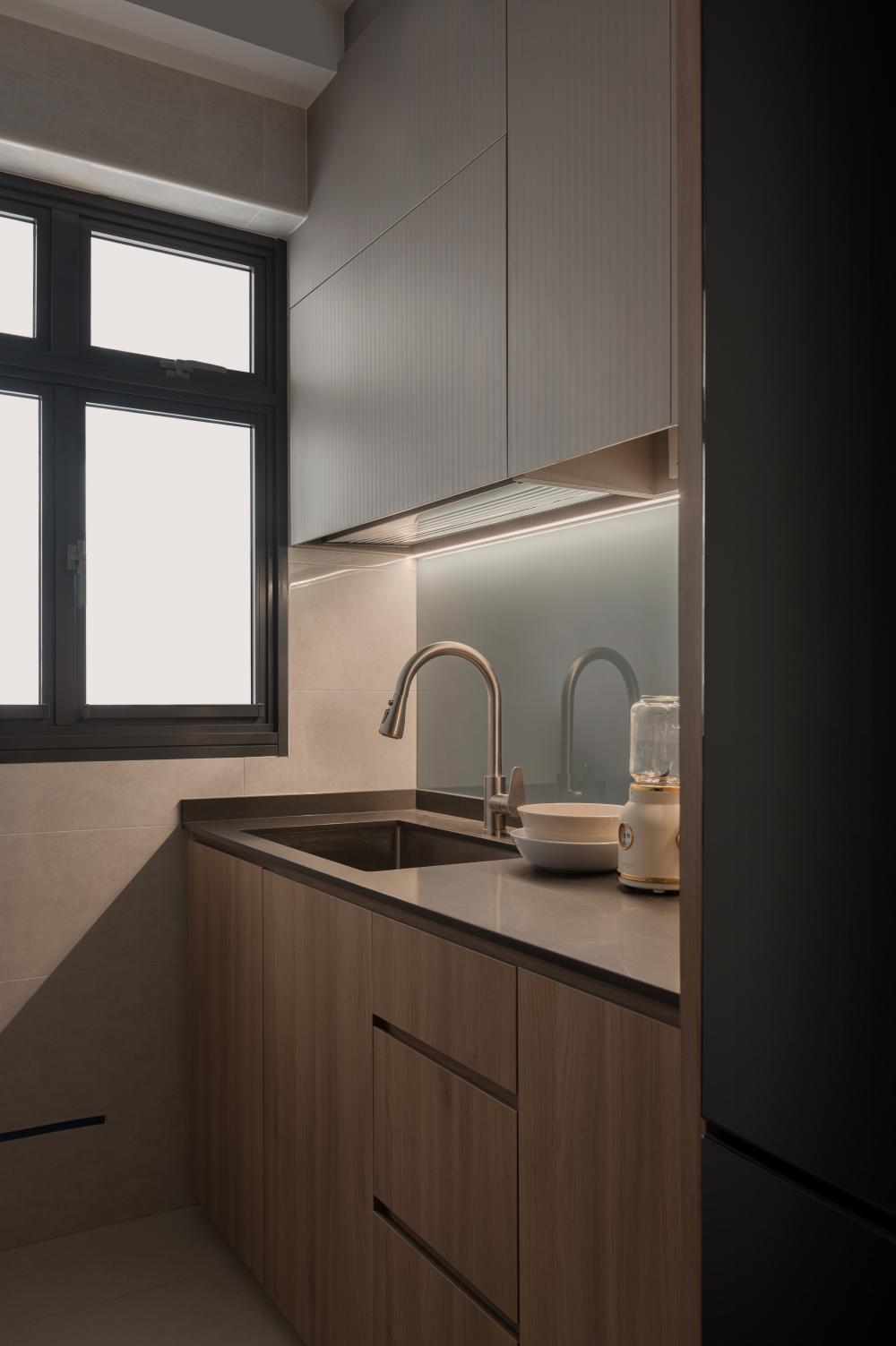 Modern Kitchen with Countertop and Wood Flooring