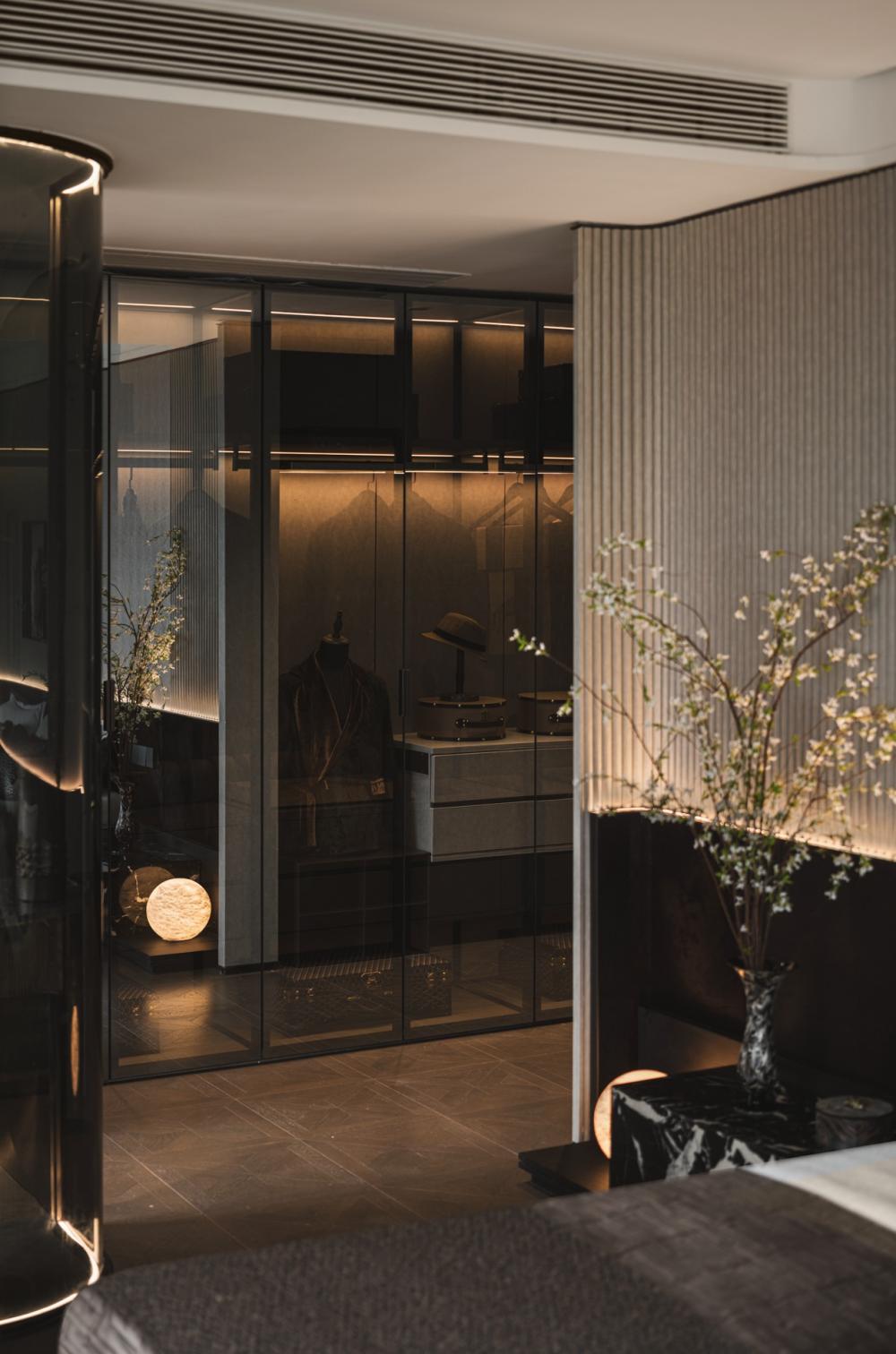 Contemporary Walk-in Wardrobe with Homogeneous Tiles and Mirror