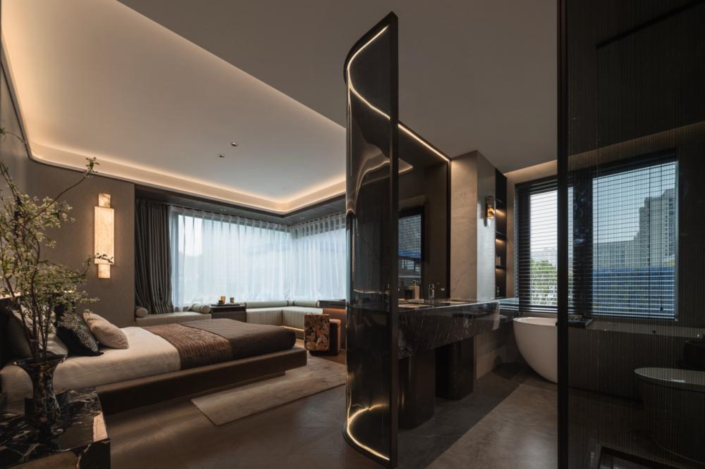 Contemporary Bathroom with Homogeneous Tiles and Bathtub