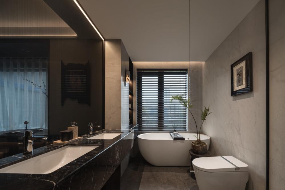 Contemporary Bathroom with Homogeneous Tiles and Mirror