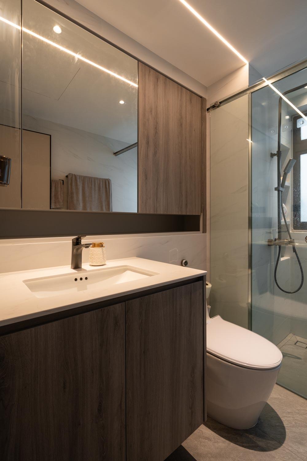 Modern Bathroom with Homogeneous Tiles and Mirror