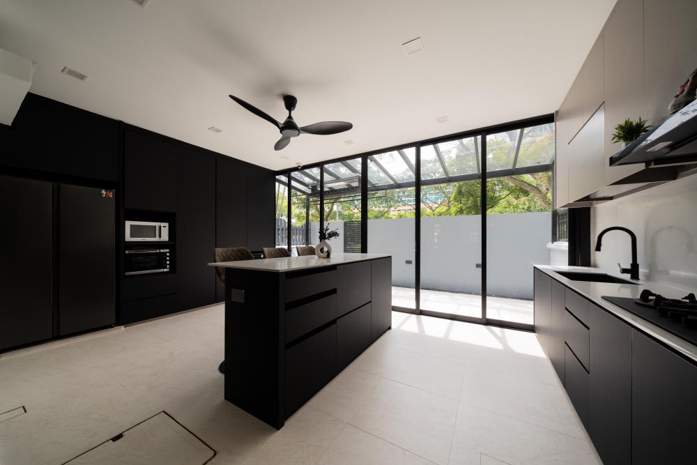 Modern Kitchen with Vinyl Flooring and Homogeneous Tiles