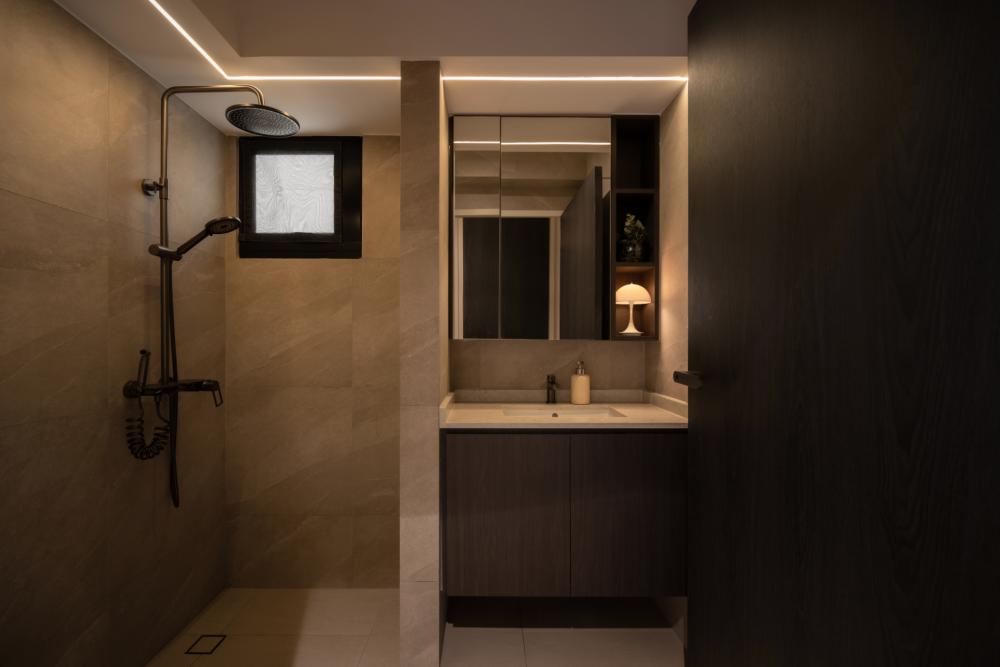 Contemporary Bathroom with Homogeneous Tiles and Mirror