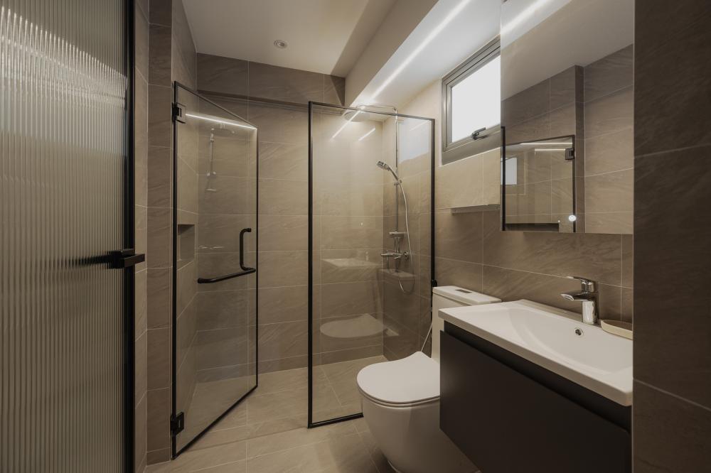 Modern Bathroom with Homogeneous Tiles and Shower Screen