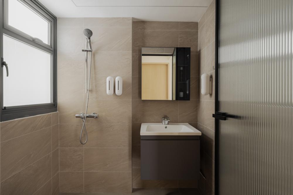Modern Bathroom with Mirror and Rainshower
