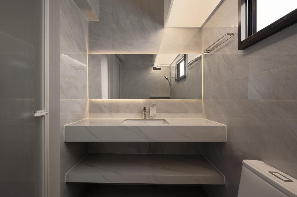 Scandinavian Bathroom with Vinyl Flooring and Shower Screen