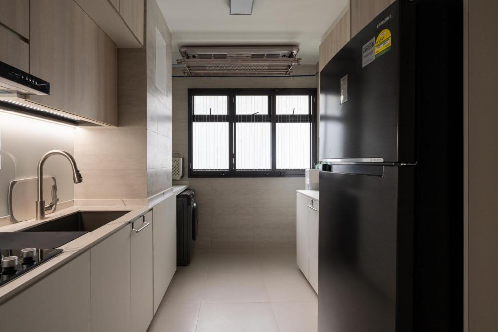 Minimalist Kitchen with Vinyl Flooring and Kitchen Backsplash