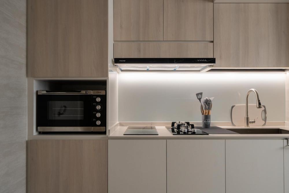 Minimalist Kitchen with Breakfast Counter and Kitchen Backsplash