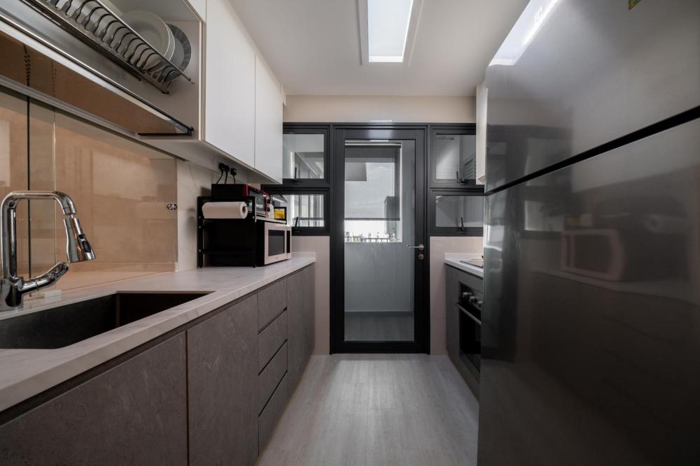 Minimalist Kitchen with Kitchen Window and Breakfast Counter