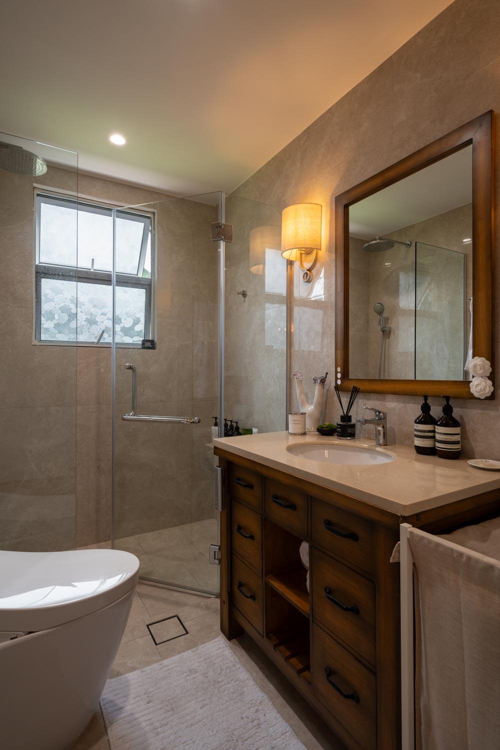 Contemporary Bathroom with Shower Screen and Bathroom Storage