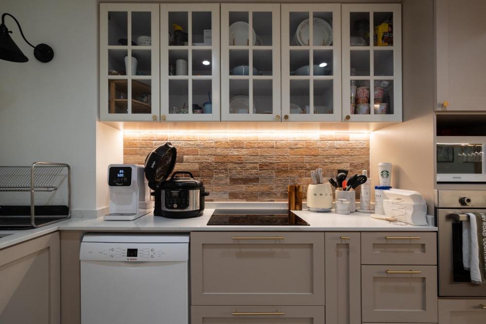 Contemporary Kitchen with Countertop and Kitchen Island