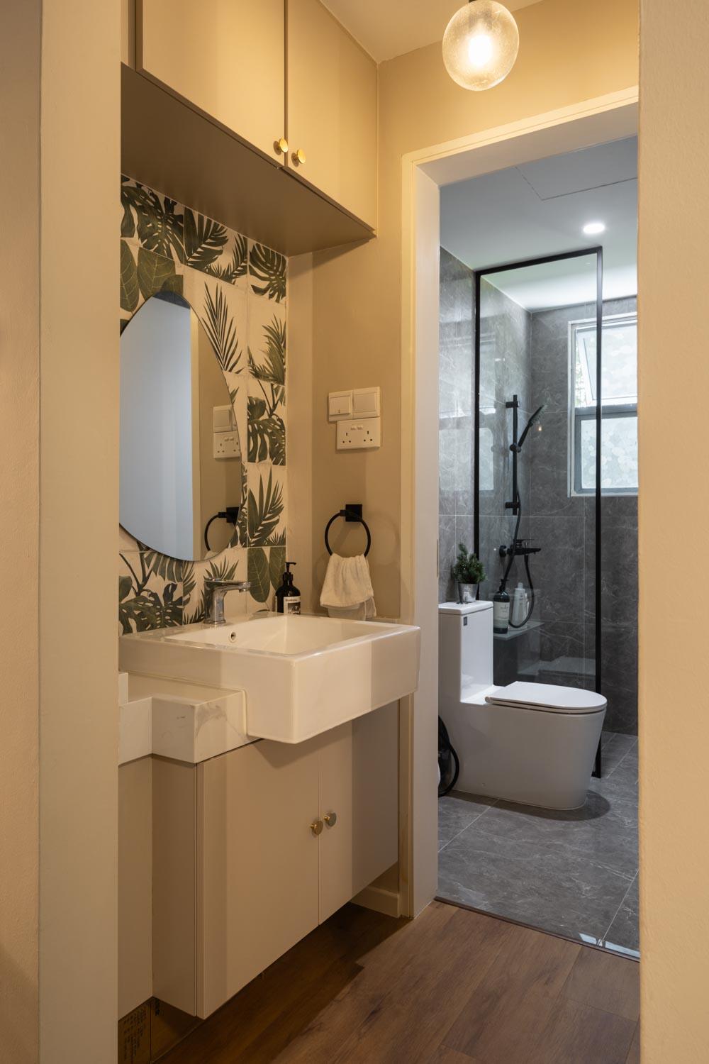 Contemporary Bathroom with Vinyl Flooring and Mirror