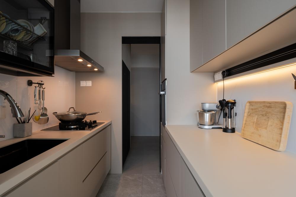 Modern Kitchen with Vinyl Flooring and Homogeneous Tiles
