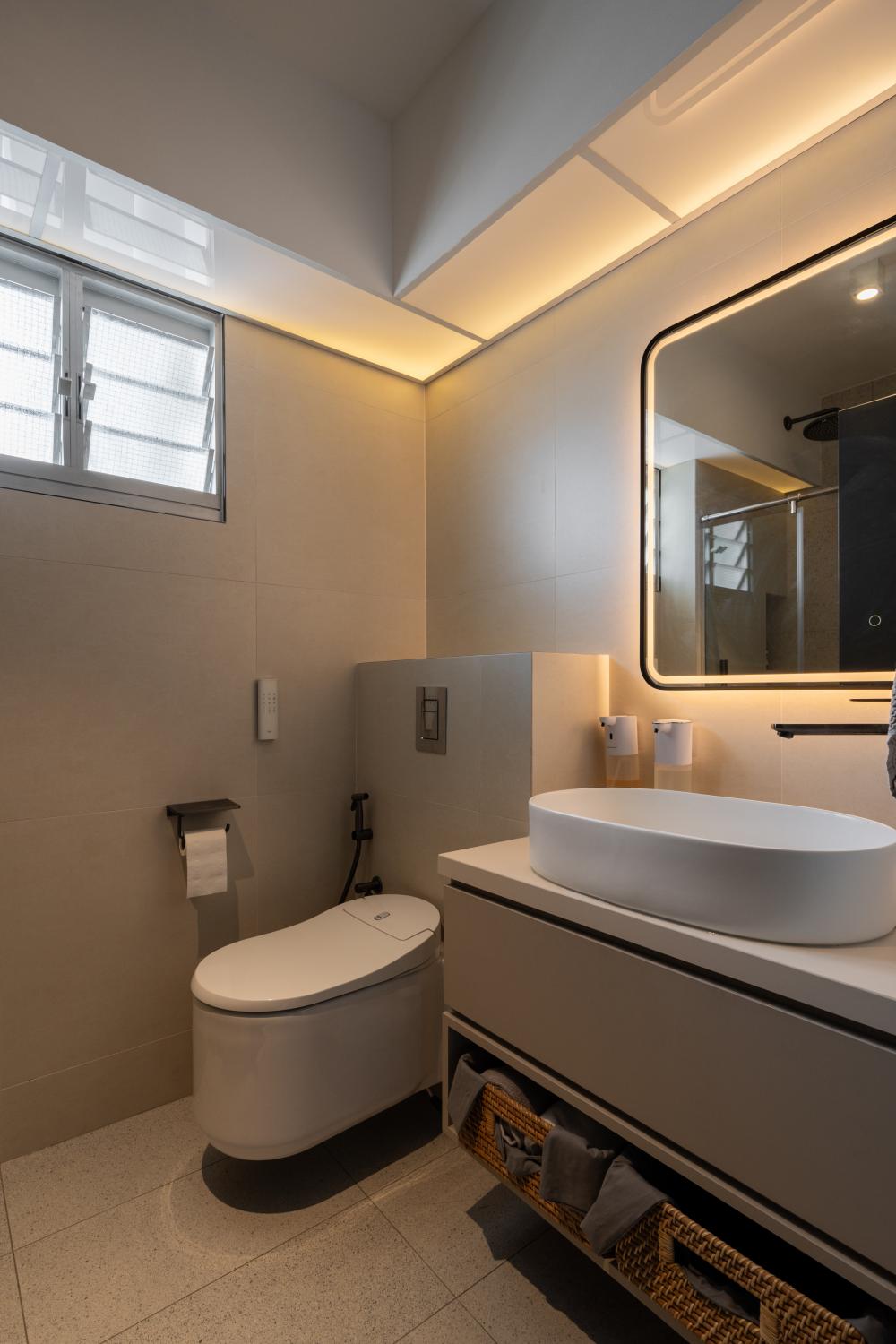 Modern Bathroom with Countertop and Mirror