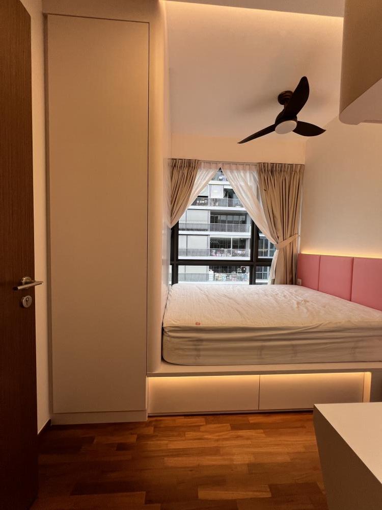 Minimalist Bedroom with Platform Bed and Wood Flooring