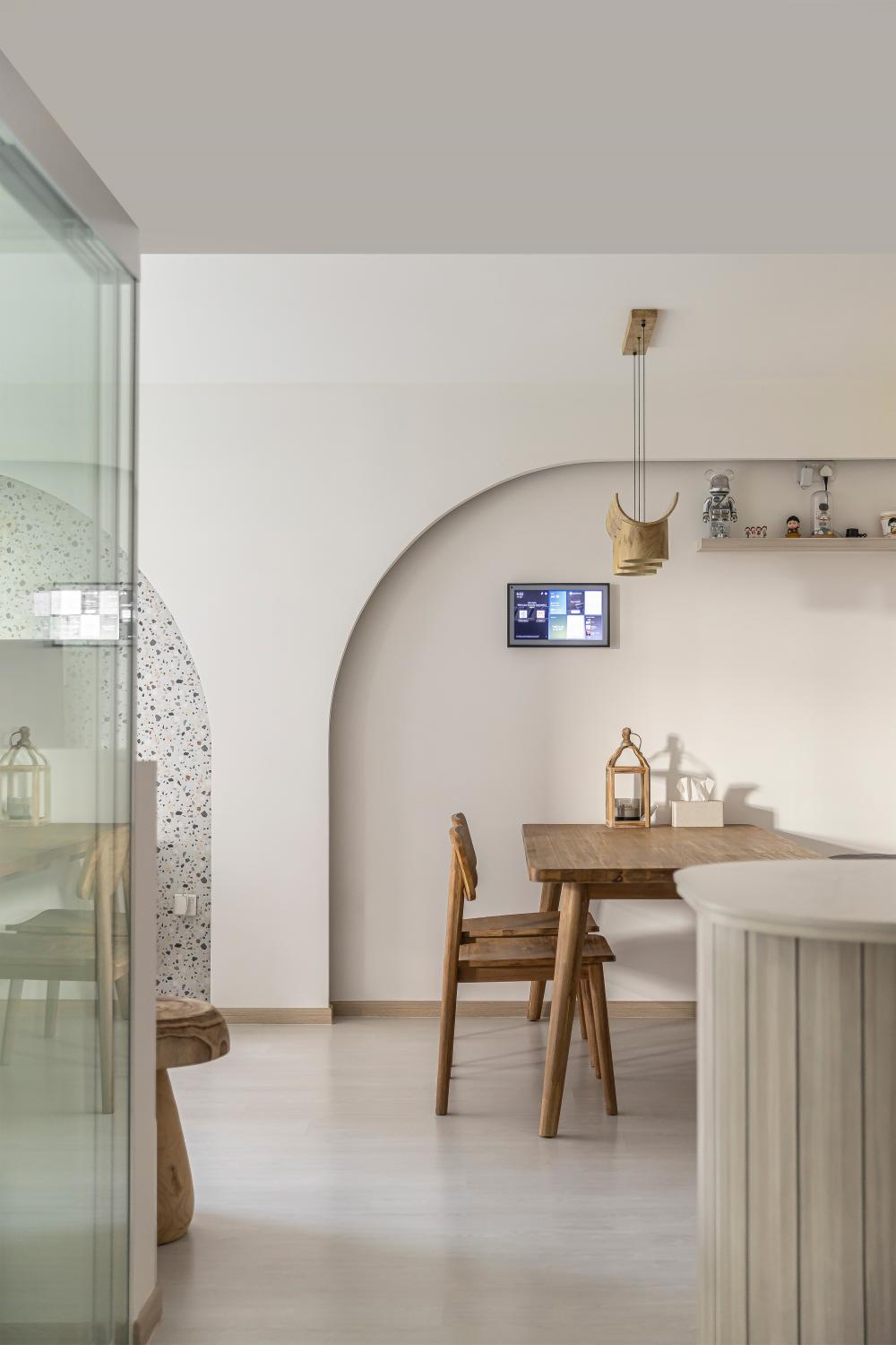 Scandinavian Dining Room with Dining Table and Dining Chairs