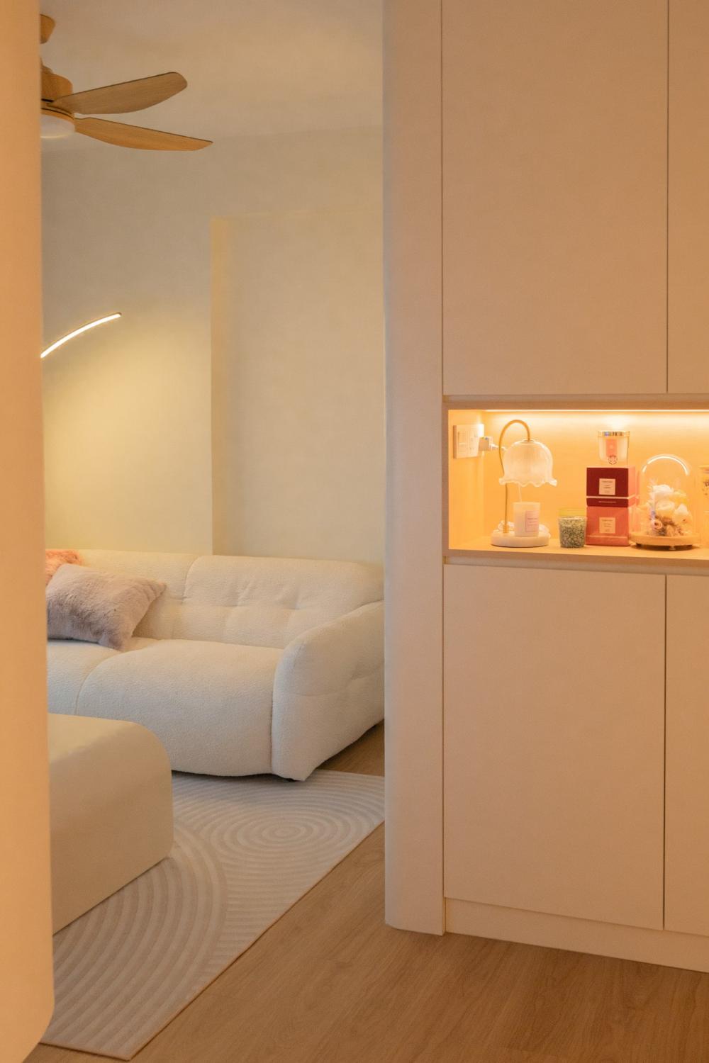Minimalist Living Room with Bookshelf and Wood Flooring
