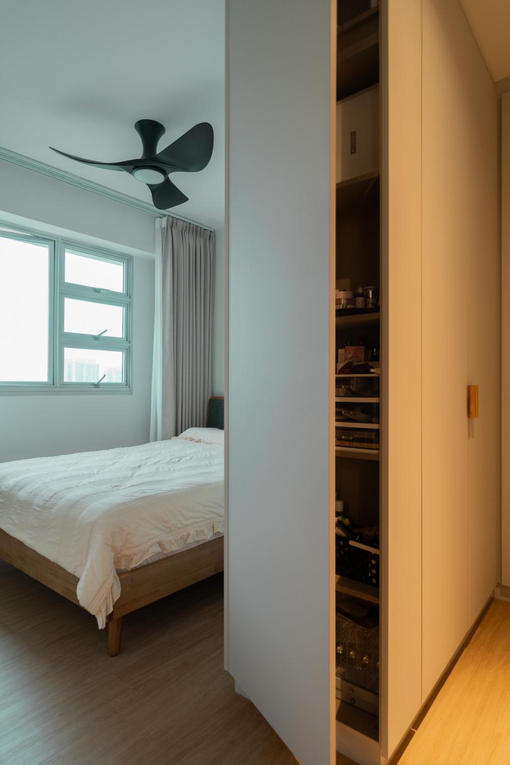 Minimalist Walk-in Wardrobe with Wardrobe and Small Storage
