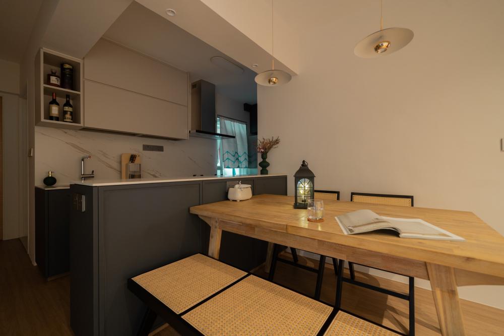 Minimalist Kitchen with Kitchen Island and Kitchen Cabinets