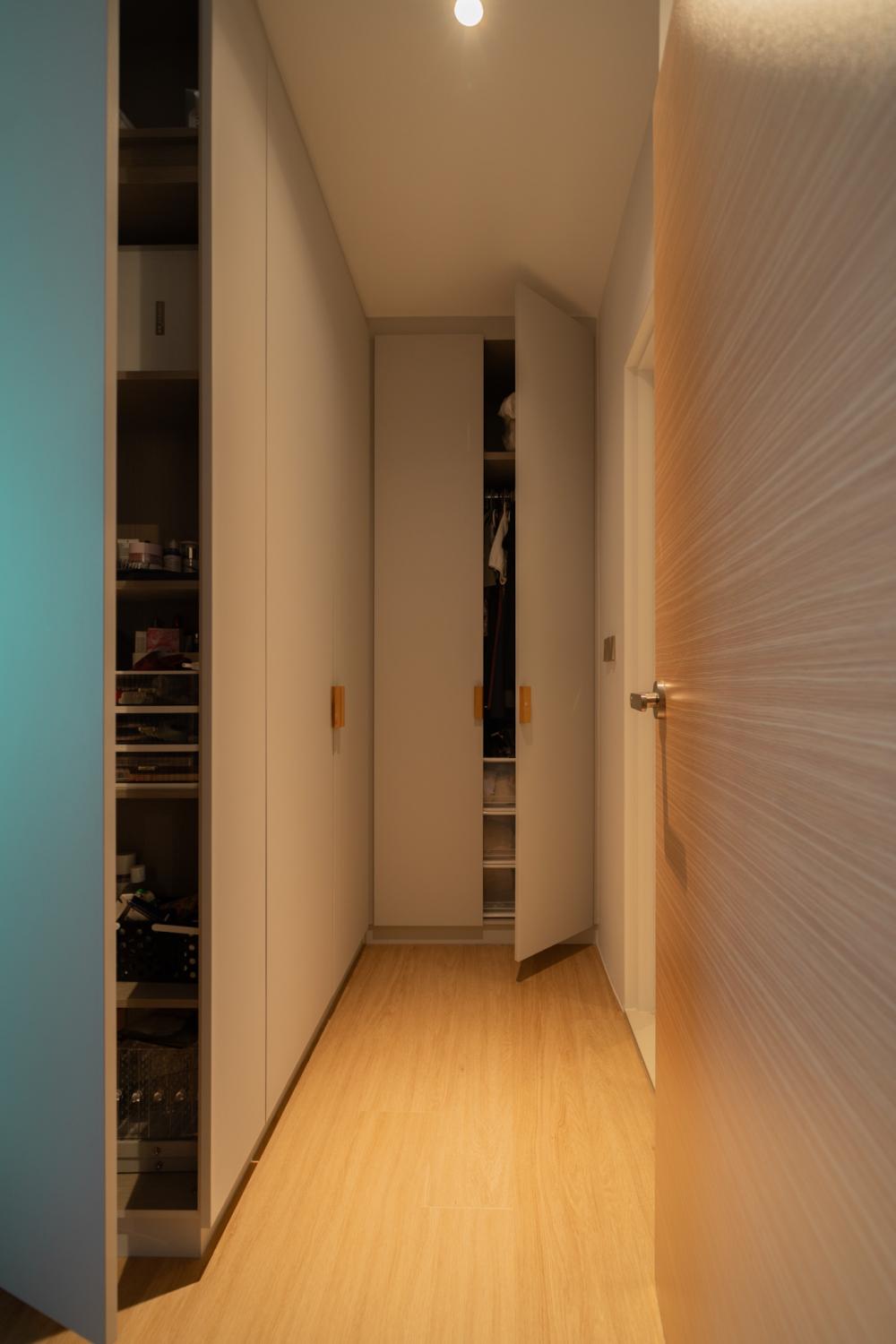 Minimalist Walk-in Wardrobe with Wardrobe and Small Storage