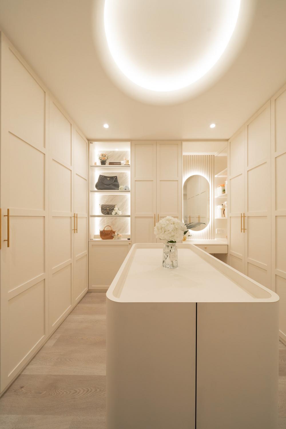 Modern Walk-in Wardrobe with Mirror and Wardrobe