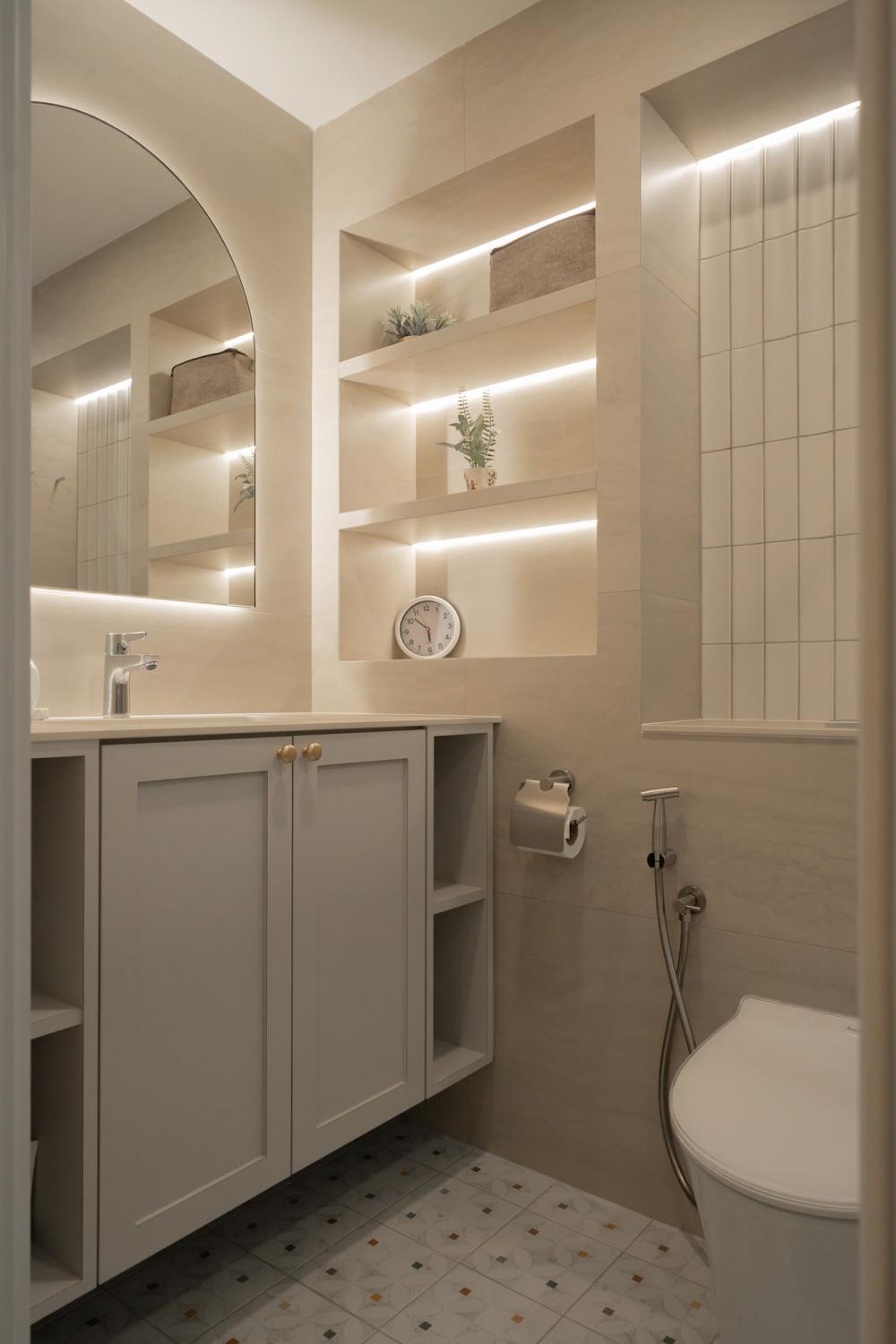 Modern Bathroom with Countertop and Mirror