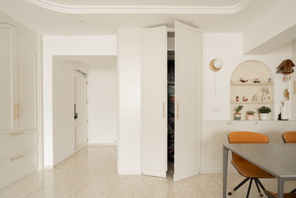 Modern Dining Room with Drop Light and Dining Table