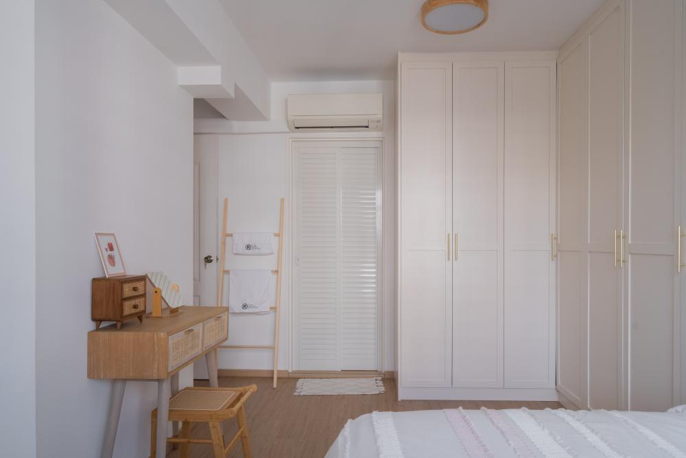 Contemporary Bedroom with Bookshelf and Wardrobe
