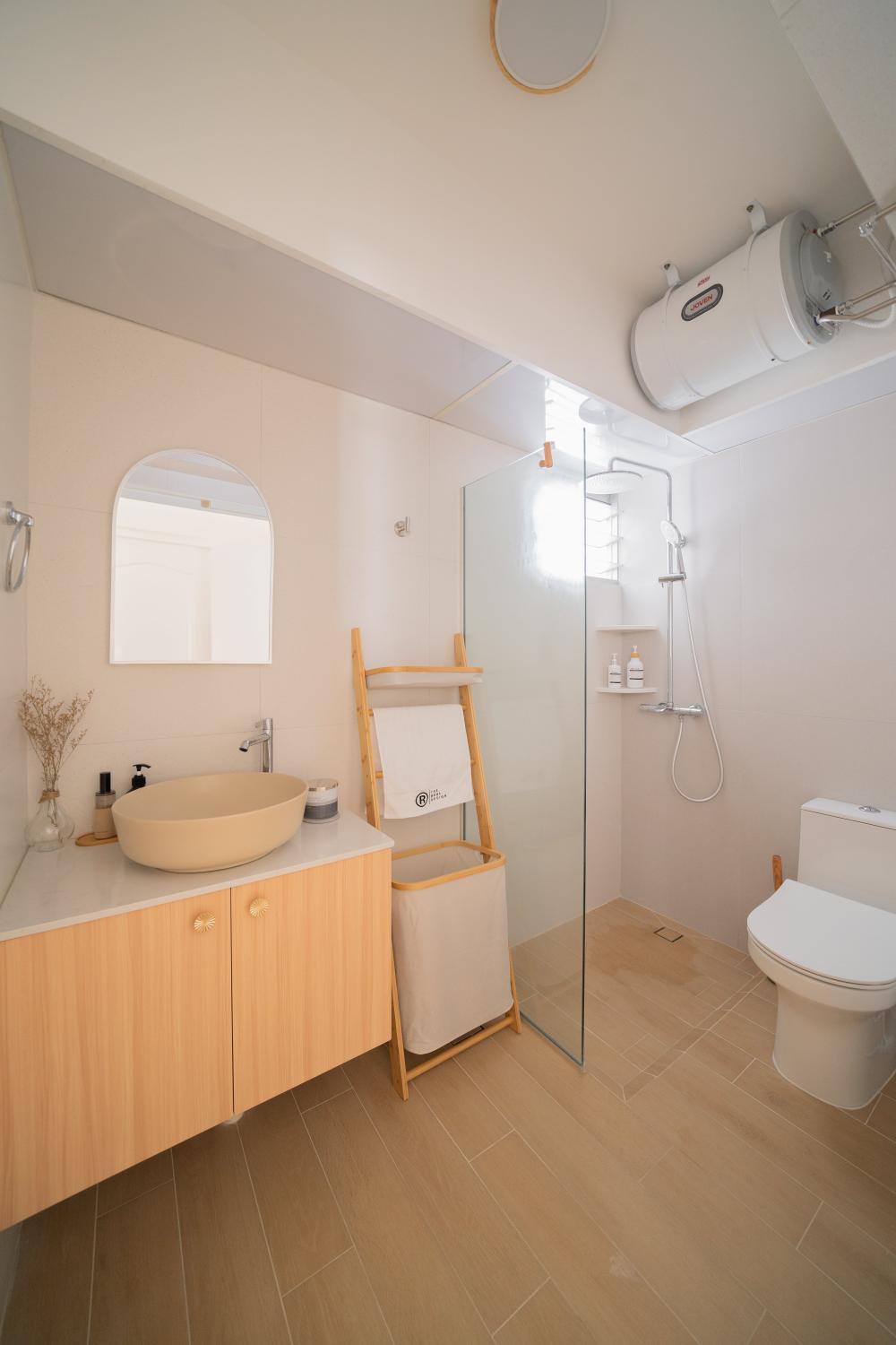 Contemporary Bathroom with Rainshower and Showers