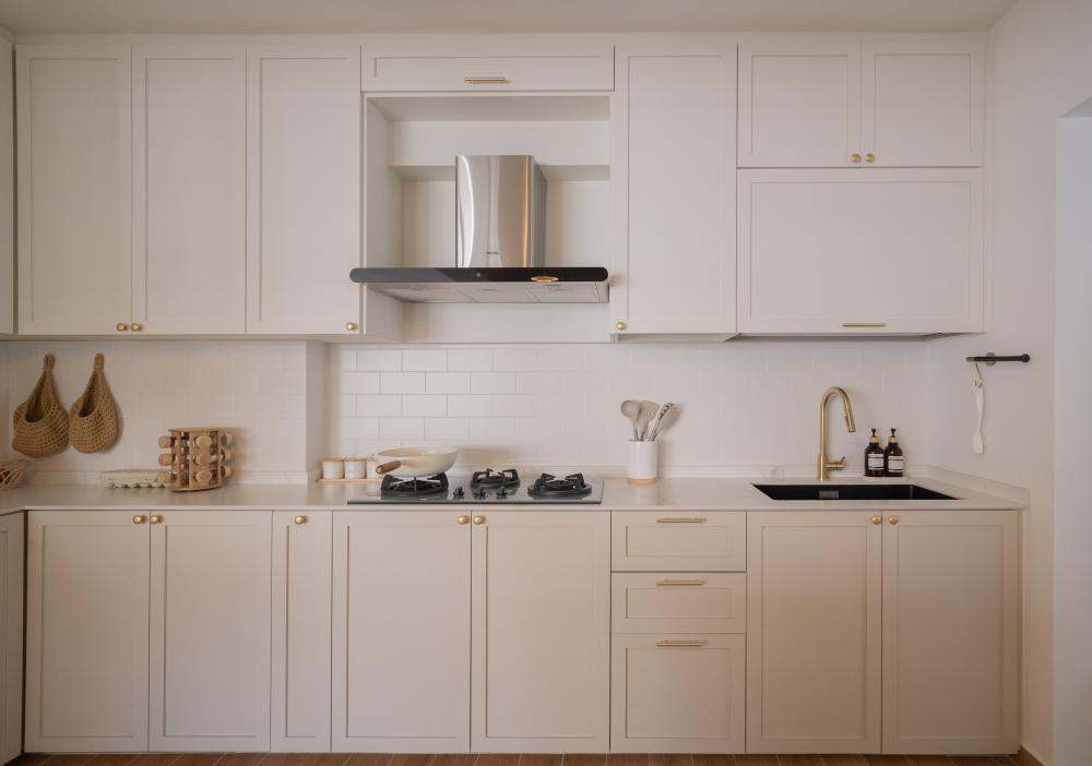 Contemporary Kitchen with Countertop and Wood Flooring