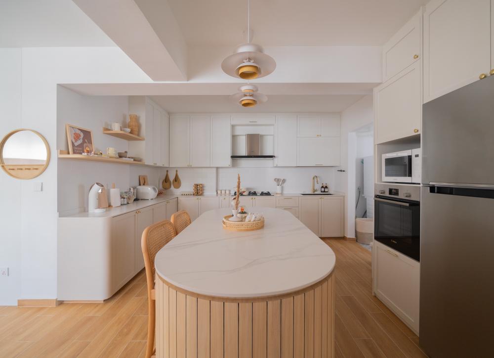 Contemporary Kitchen with Open Kitchen and Flooring