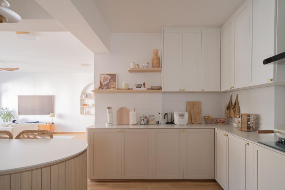 Contemporary Kitchen with Countertop and Kitchen Island