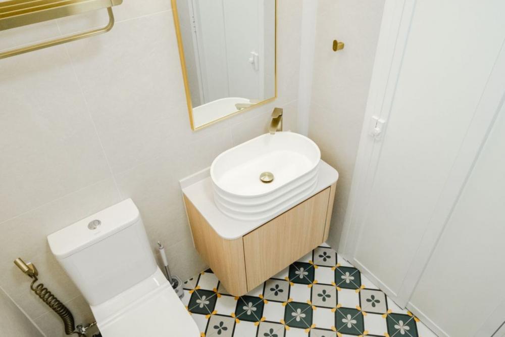 Modern Bathroom with Mirror and Bathroom Mirrors