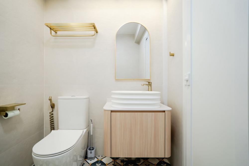 Modern Bathroom with Mirror and Bathroom Mirrors