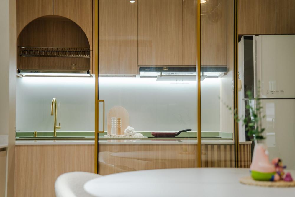 Modern Kitchen with Kitchen Accessories and Kitchen Cabinets