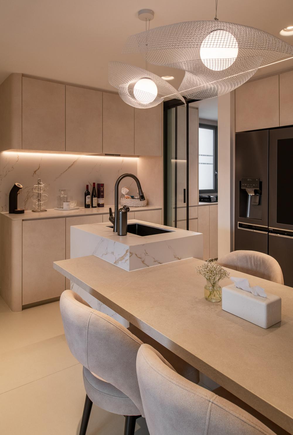 Contemporary Kitchen with Countertop and Kitchen Island