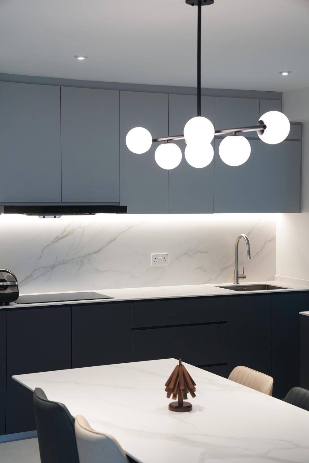 Modern Kitchen with Open Kitchen and Dishwasher