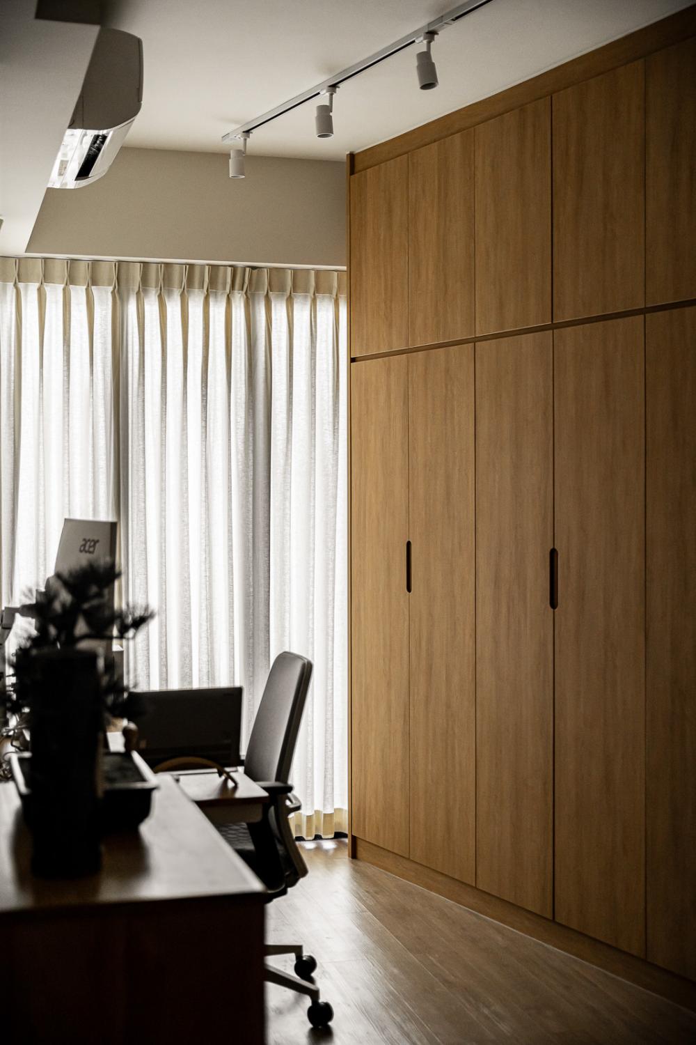 Modern Walk-in Wardrobe with Wardrobe and Clothes Storage