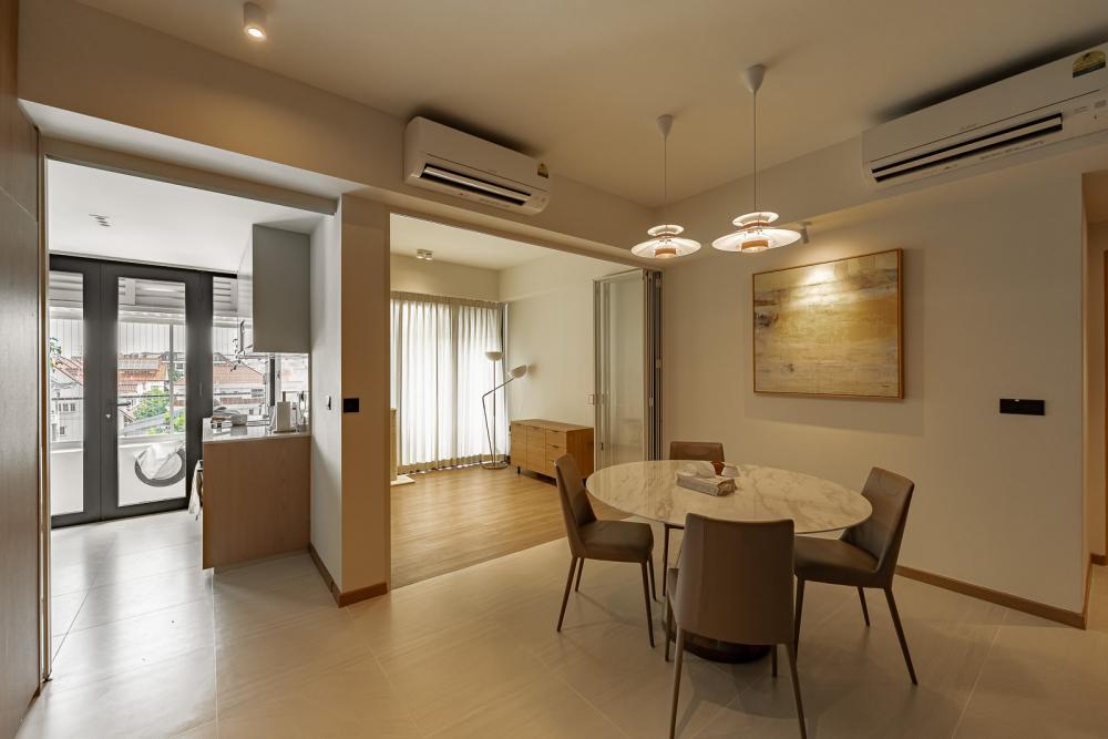 Modern Dining Room with Dining Table and Dining Chairs