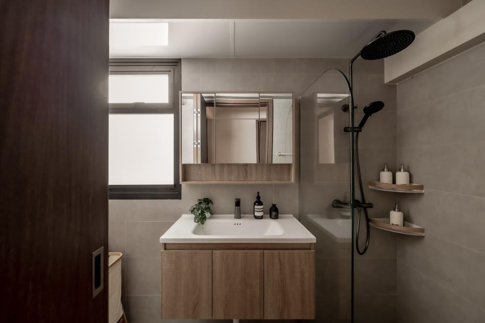 Modern Bathroom with Mirror and Bathroom Storage