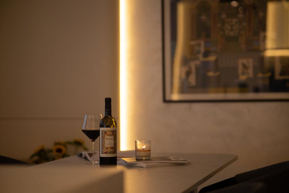Contemporary Home Bar with Countertop and Bar Counter