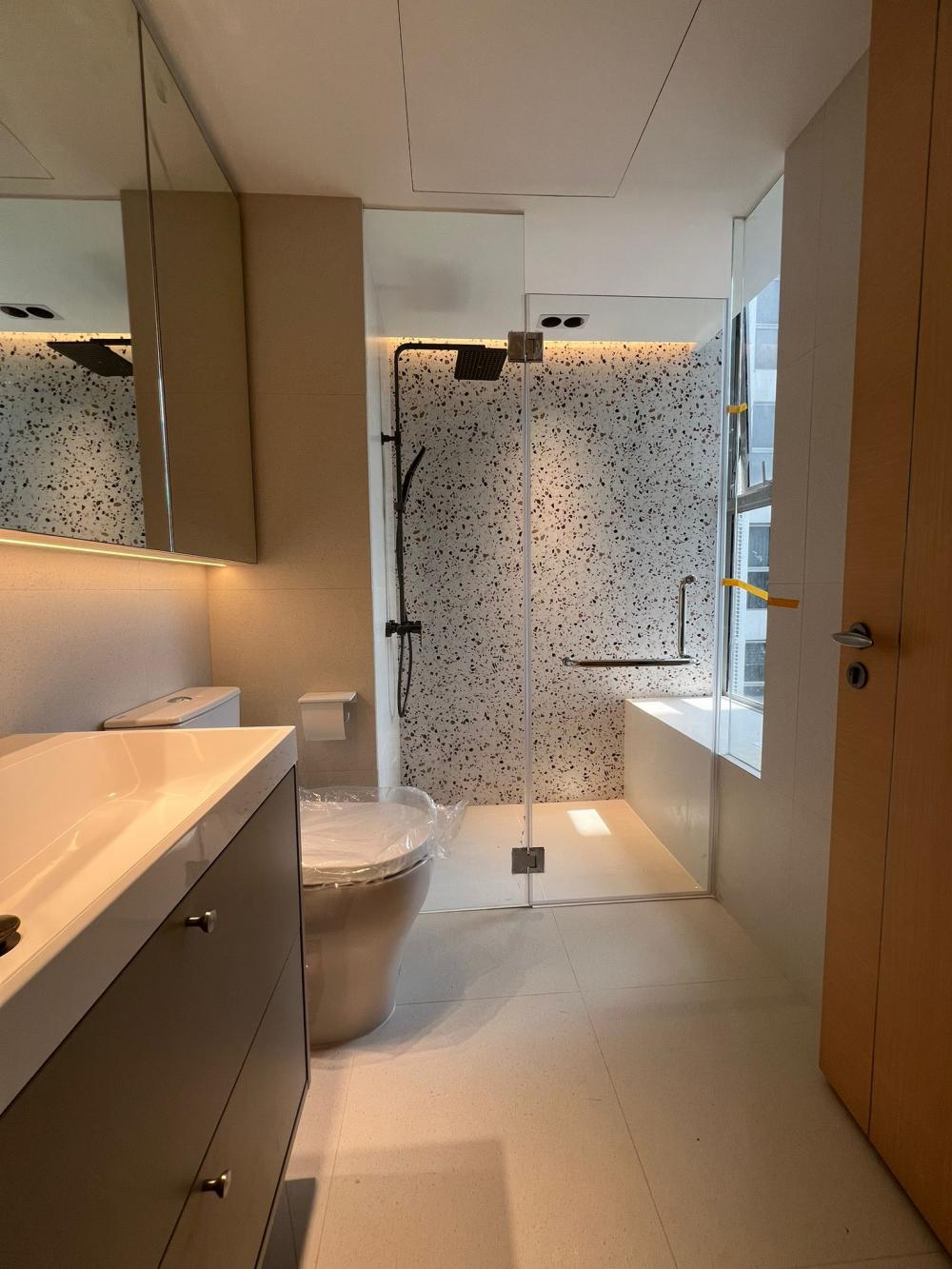 Modern Bathroom with Countertop and Homogeneous Tiles