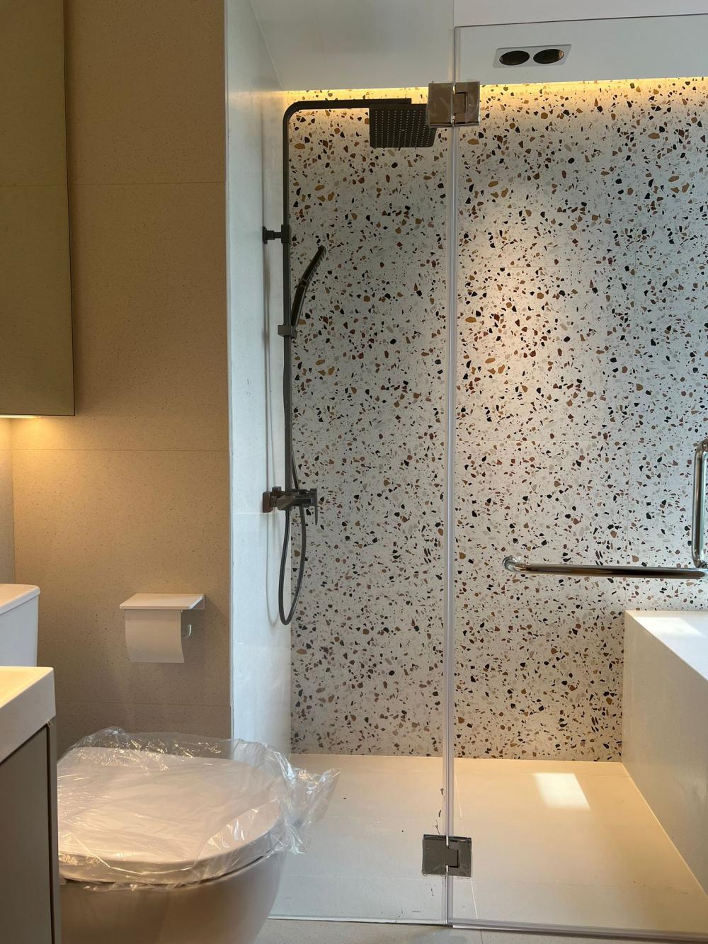 Modern Bathroom with Homogeneous Tiles and Mirror