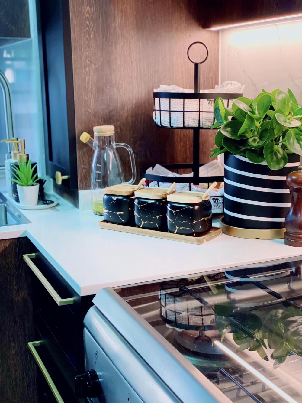 Contemporary Kitchen with Countertop and Homogeneous Tiles