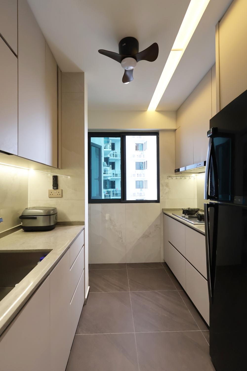 Contemporary Kitchen with Kitchen Window and Breakfast Counter