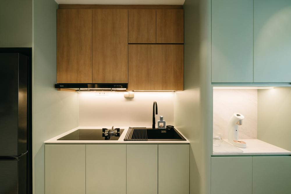Minimalist Kitchen with Countertop and Kitchen Backsplash