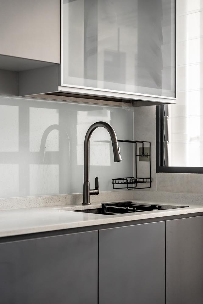 Contemporary Kitchen with Kitchen Accessories and Kitchen Tap
